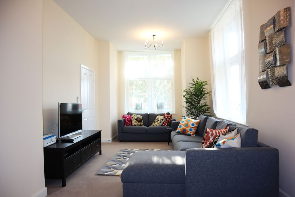 Property photo 3 of 20 Lounge