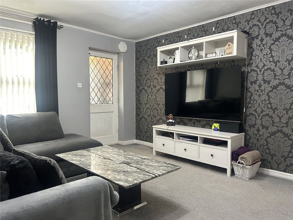 Property photo 2 of 16 Lounge