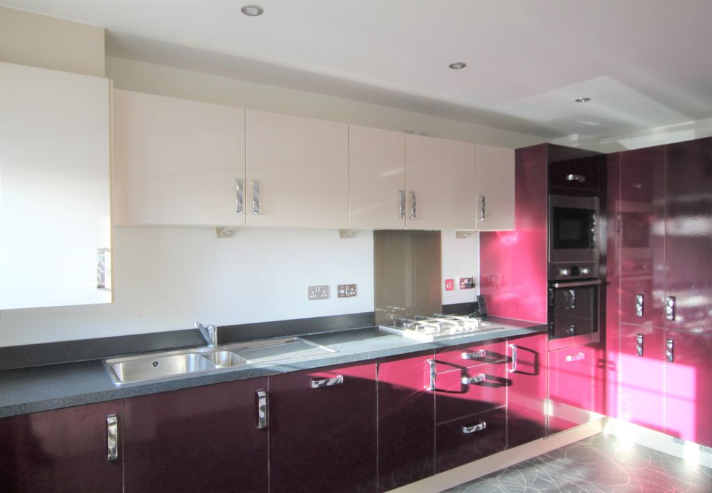 Property photo 2 of 12 Kitchen