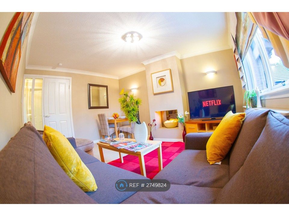 Property photo 1 of 10 Spacious Living Room