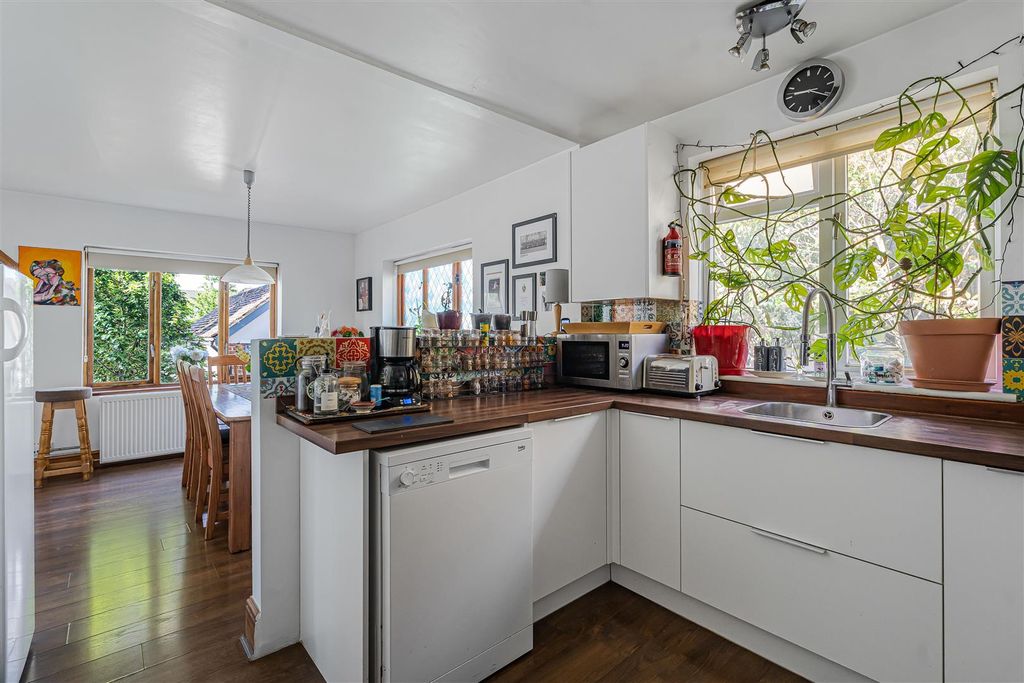 Property photo 3 of 33 Kitchen
