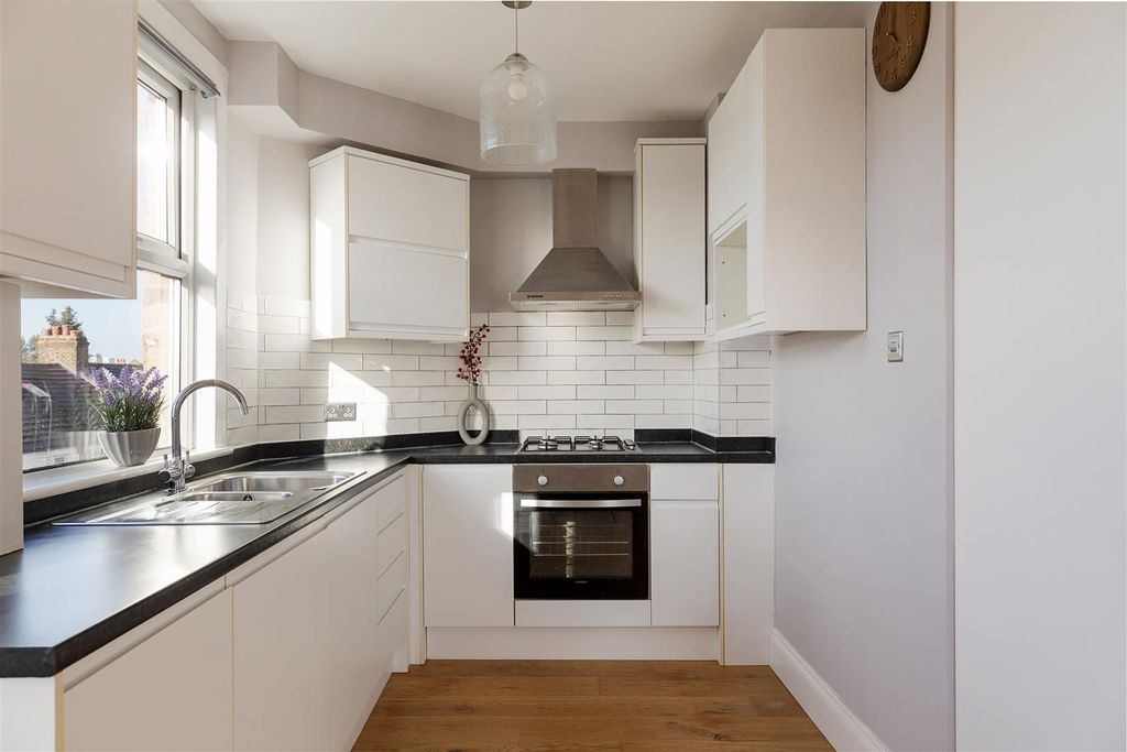 Property photo 2 of 16 Boundary Road, E17