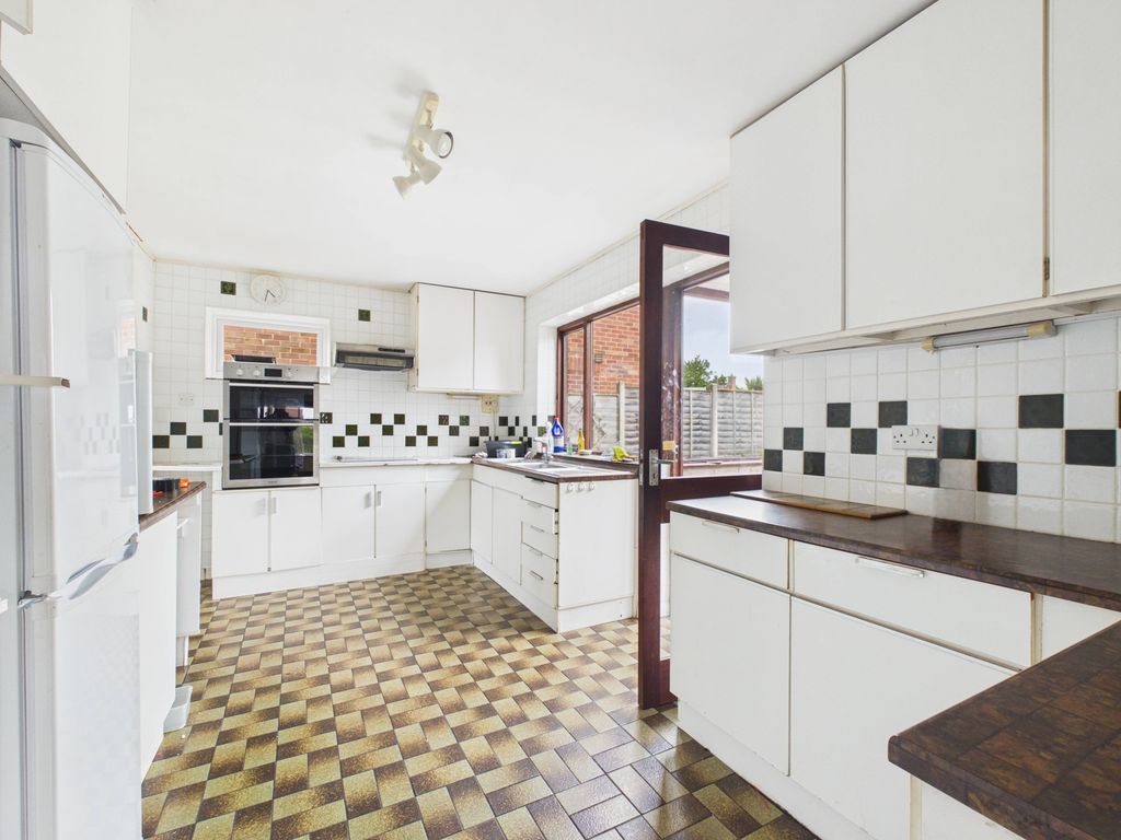 Property photo 3 of 19 Kitchen