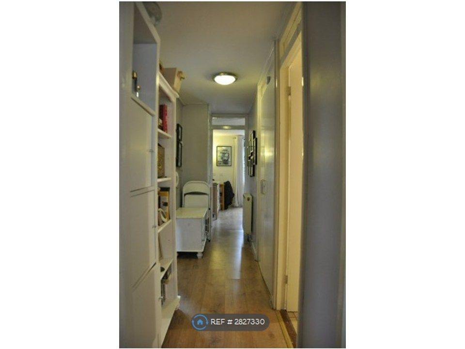 Property photo 2 of 7 Hallway