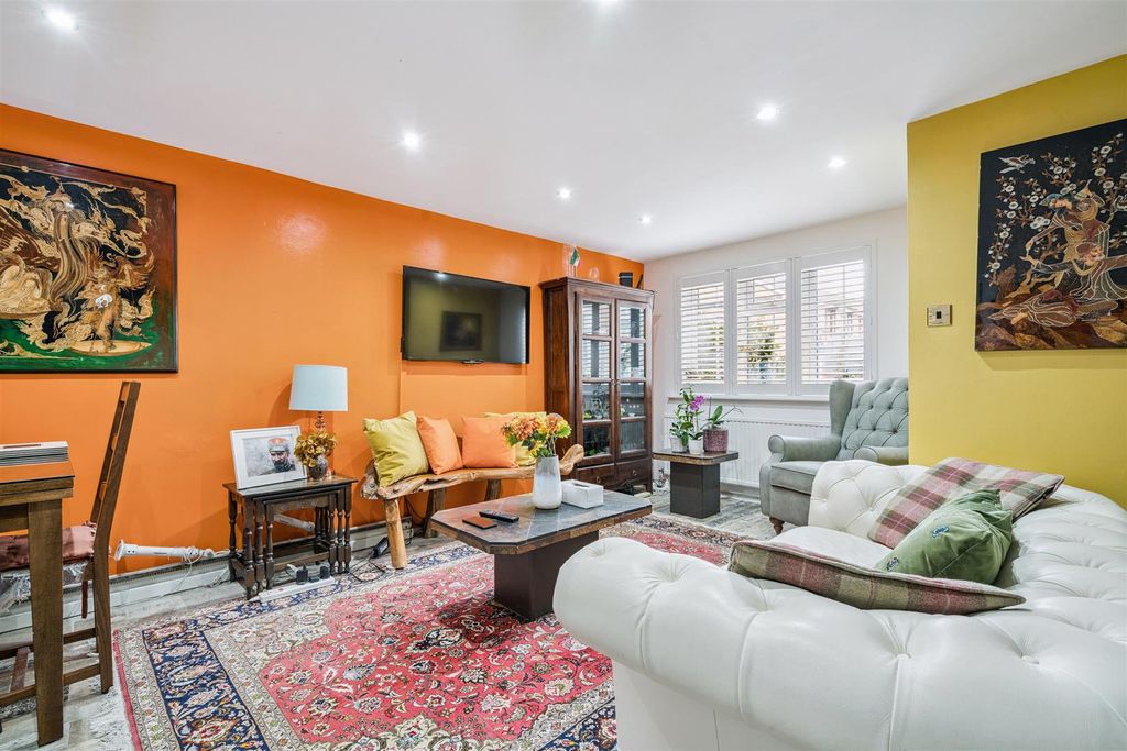 Property photo 3 of 13 6 Wlkins Close, Mitcham Reception 1.Jpg