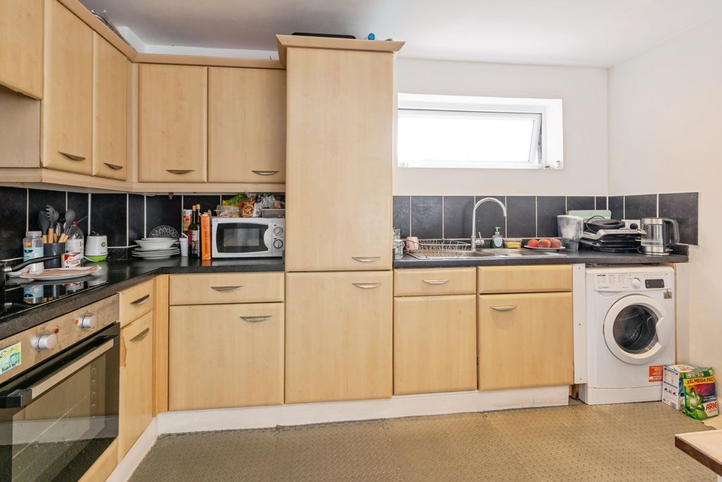 Property photo 3 of 20 Kitchen