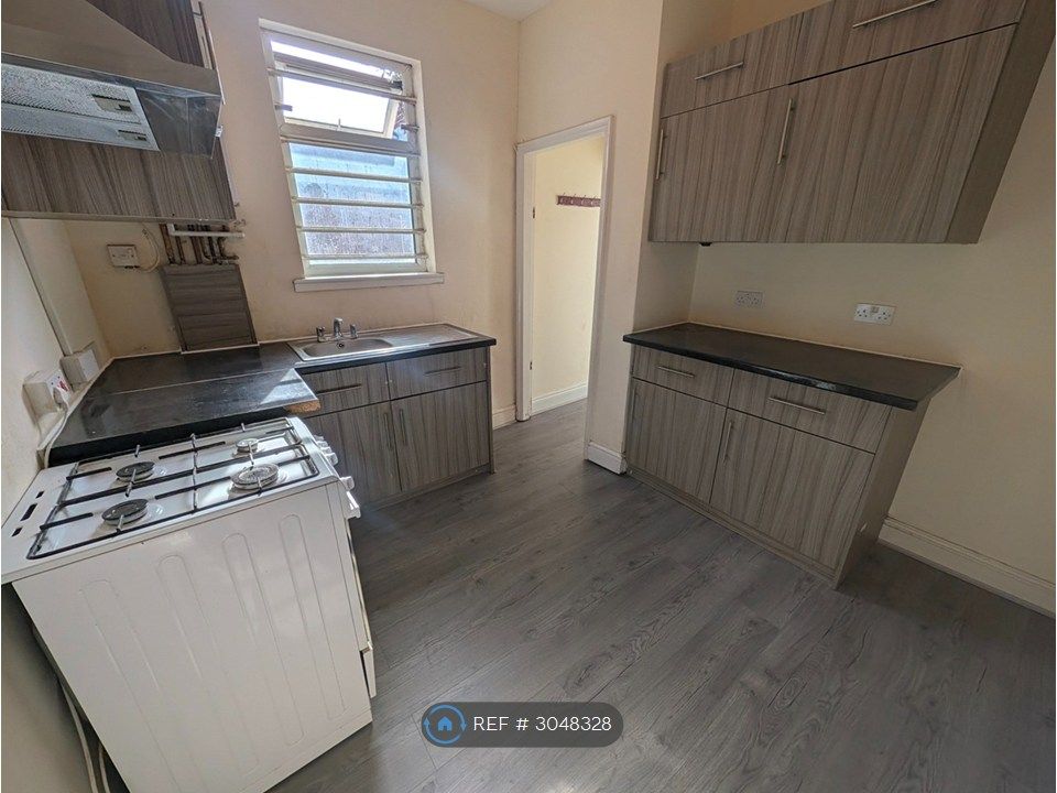 Property photo 3 of 25 Kitchen