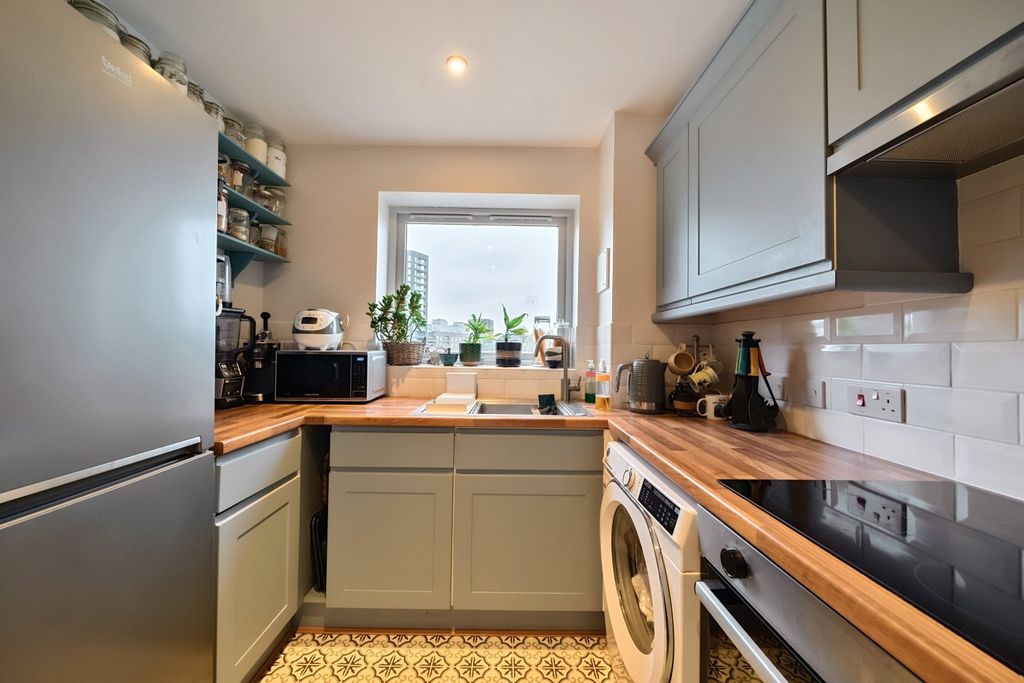 Property photo 2 of 16 Picture No. 14