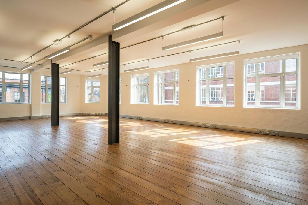 Property photo 1 of 8 Office Space