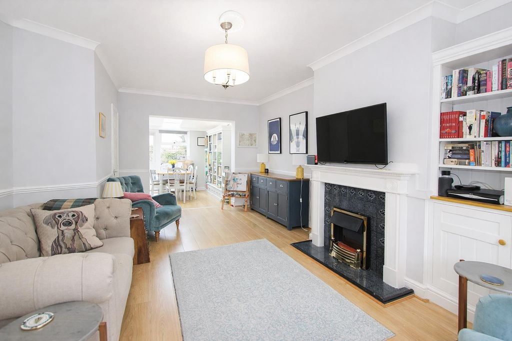 Property photo 2 of 21 Lounge.Jpg