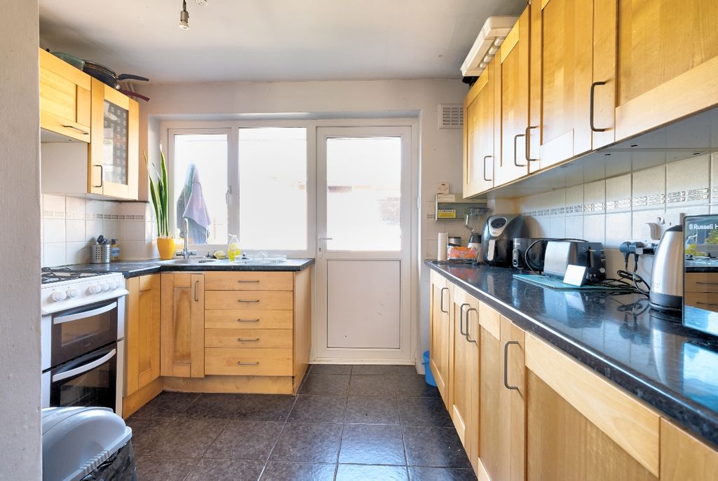 Property photo 3 of 19 Kitchen
