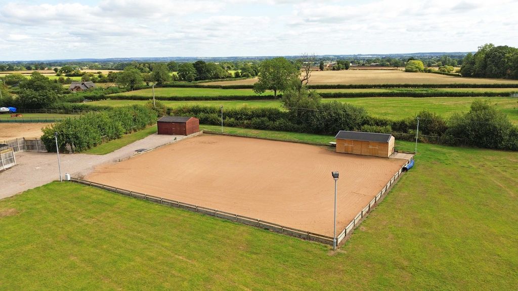 Property photo 3 of 74 Sand Manege 35x32m