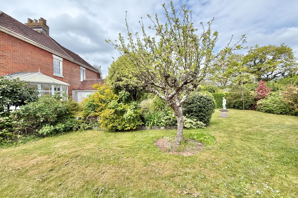 Property photo 2 of 21 Garden 3