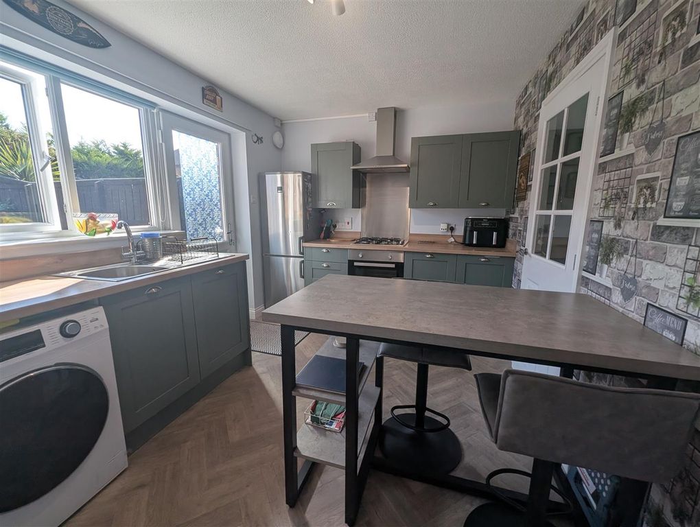 Property photo 3 of 12 Kitchen / Diner
