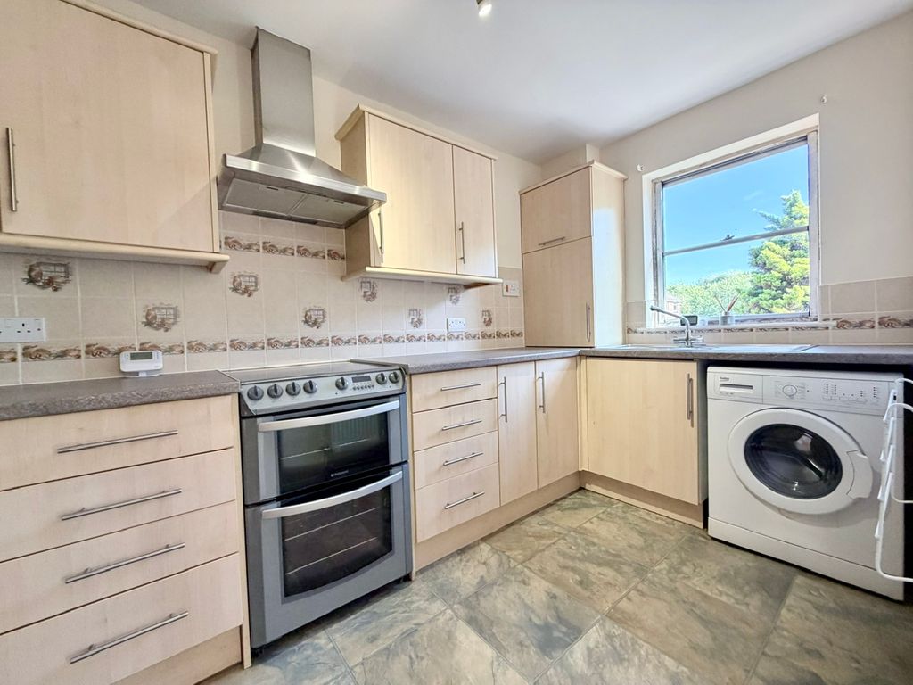 Property photo 3 of 10 Kitchen