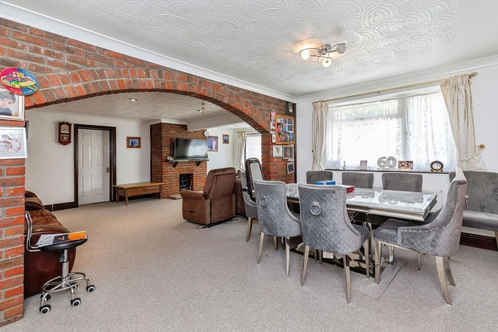 Property photo 2 of 28