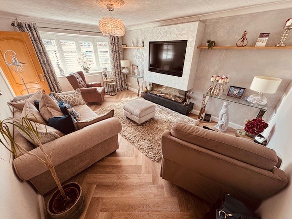 Property photo 3 of 25 Lounge