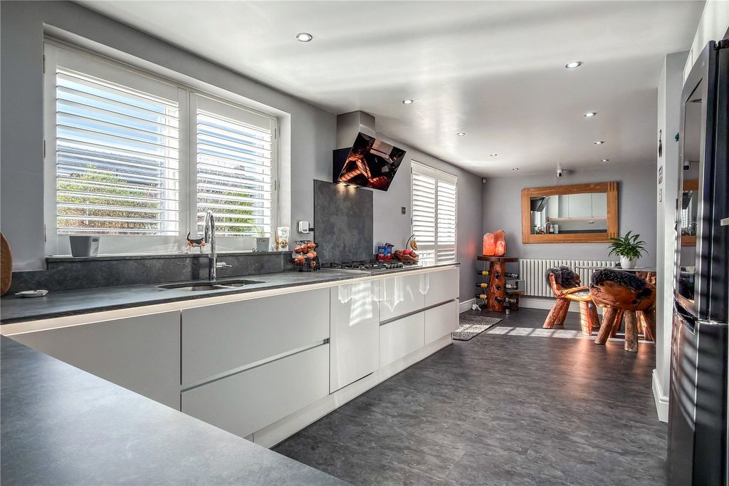 Property photo 2 of 25 Kitchen