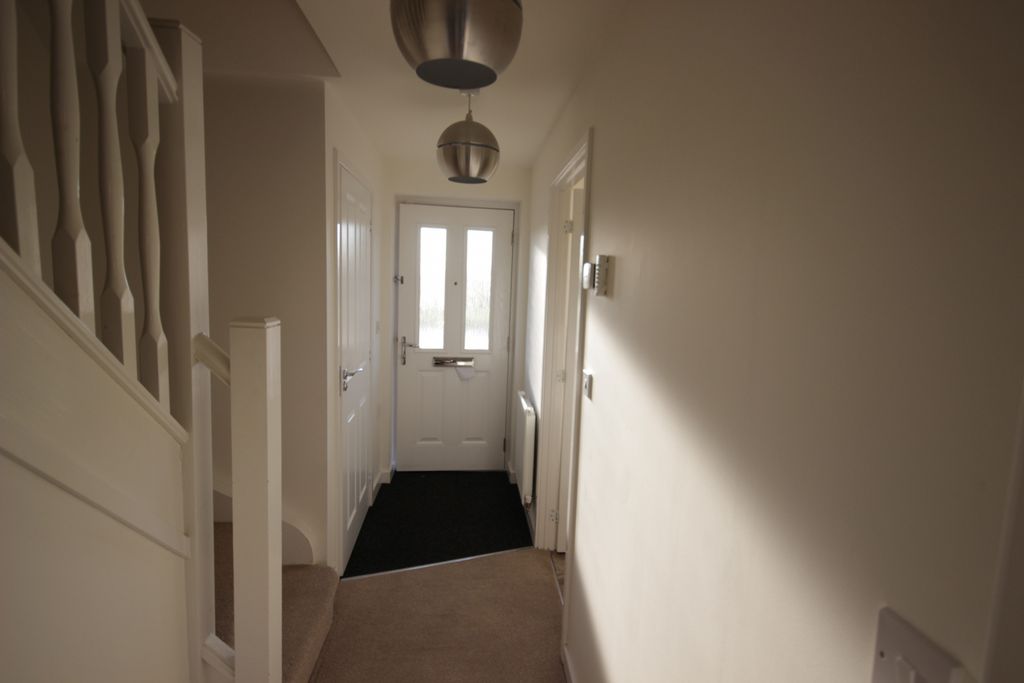 Property photo 2 of 11 Hallway