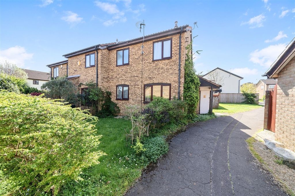 Property photo 1 of 12 Front Garden