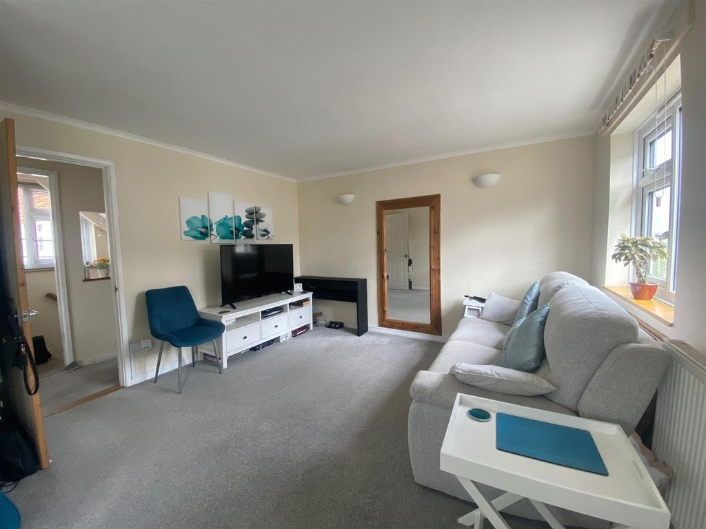 Property photo 2 of 11 10 Lewins Ct - Lounge1.Jpg