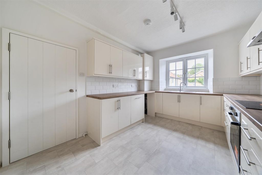 Property photo 3 of 10 Modern Kitchen With New Appliances