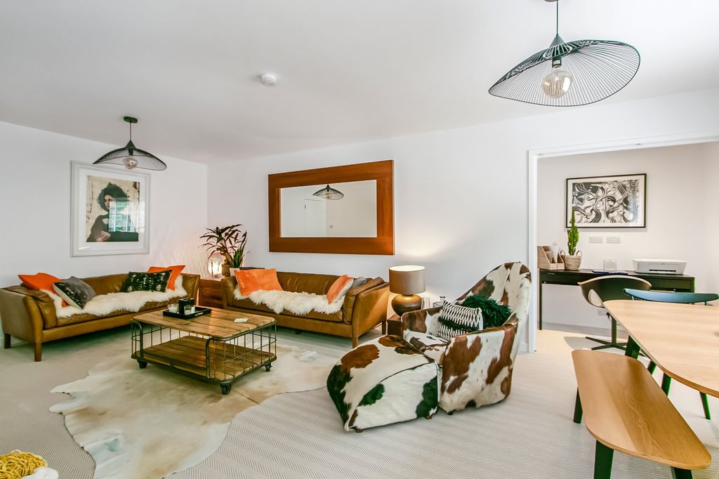 Property photo 3 of 19 Lounge