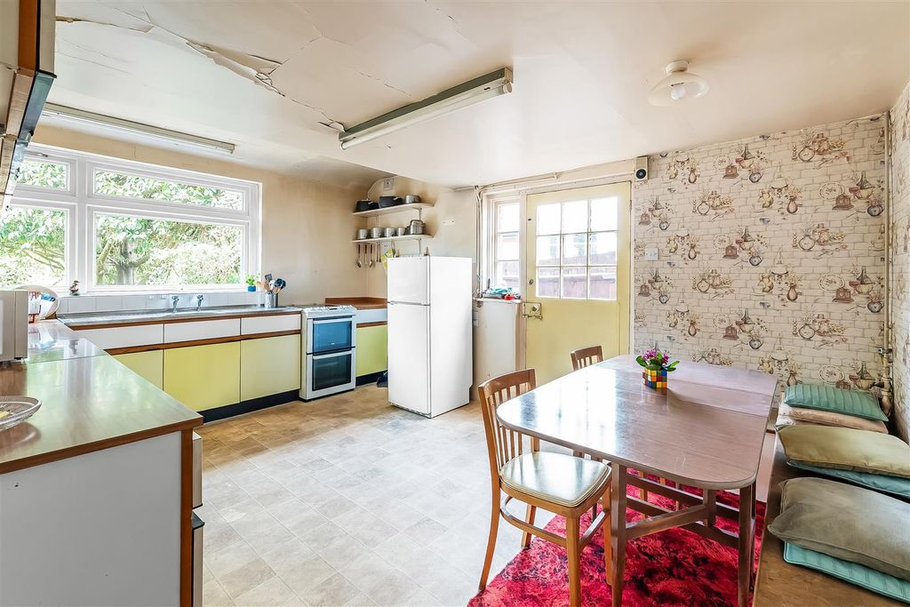 Property photo 3 of 26 12-Oakfield-Road-24.Jpg