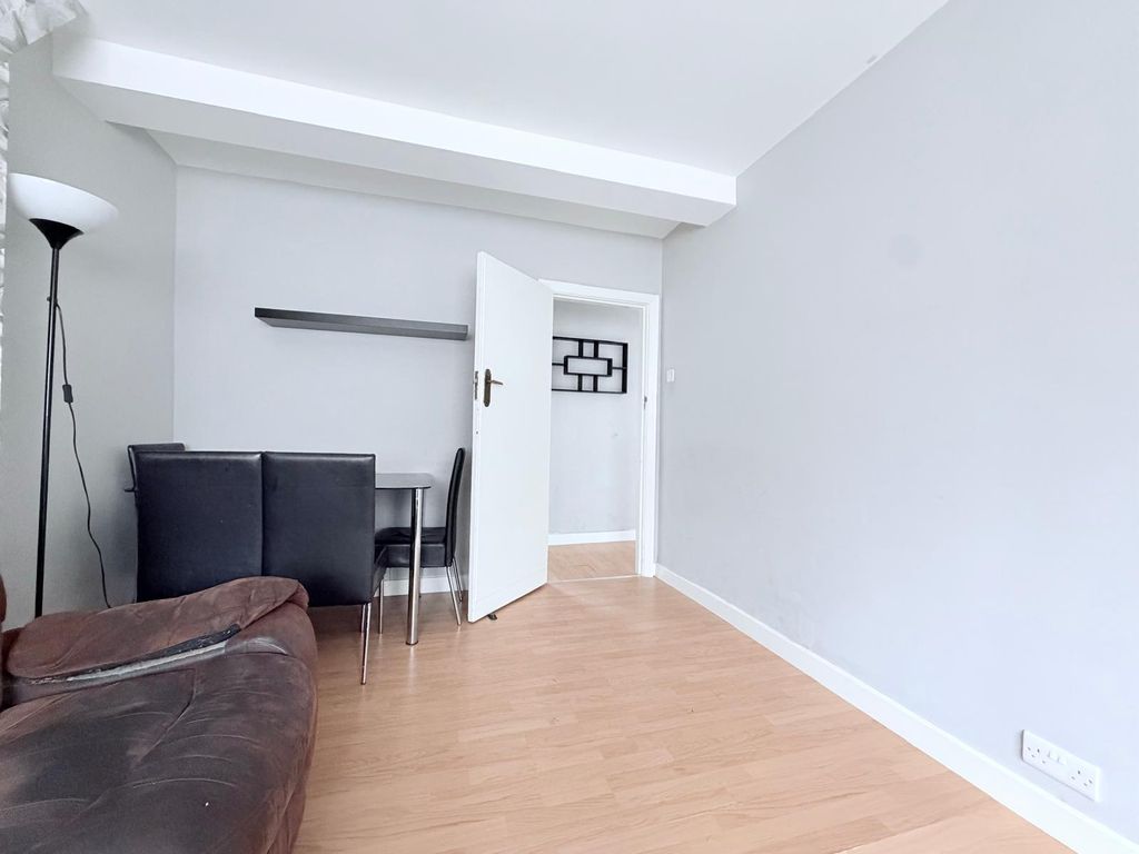 Property photo 1 of 11 98A Victoria Road, Ruislip, Ha4 0Al (7)