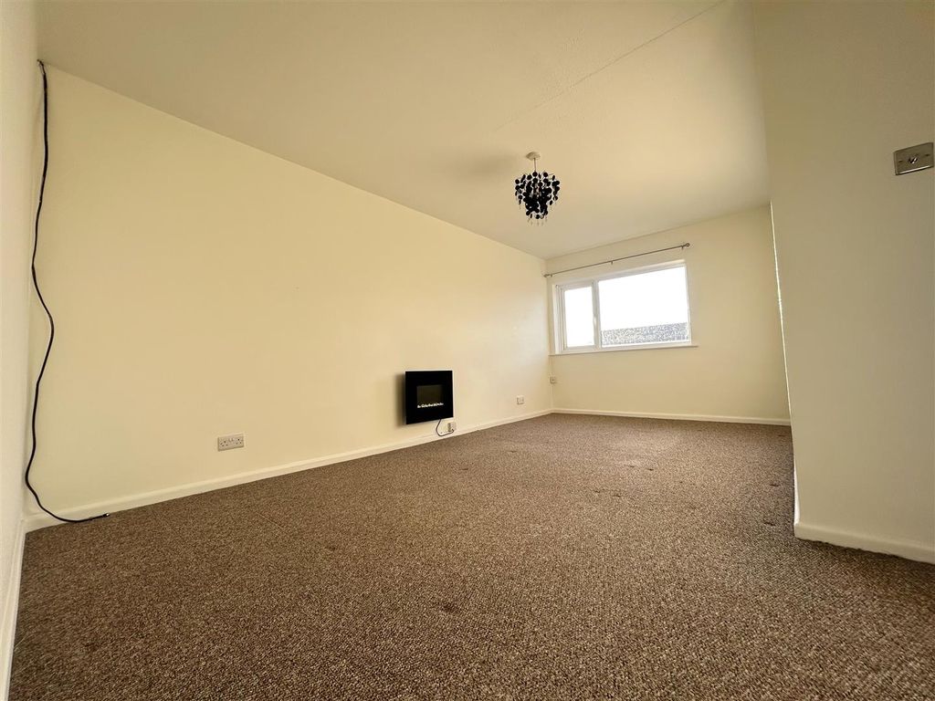 Property photo 2 of 8 Lounge