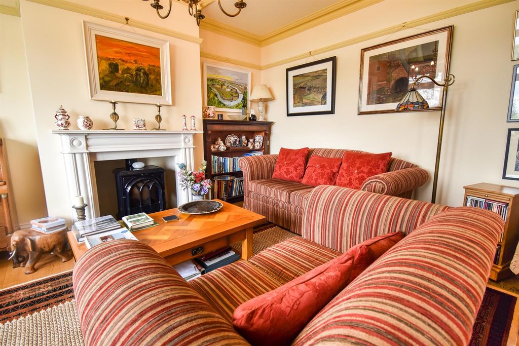 Property photo 3 of 24 Lounge