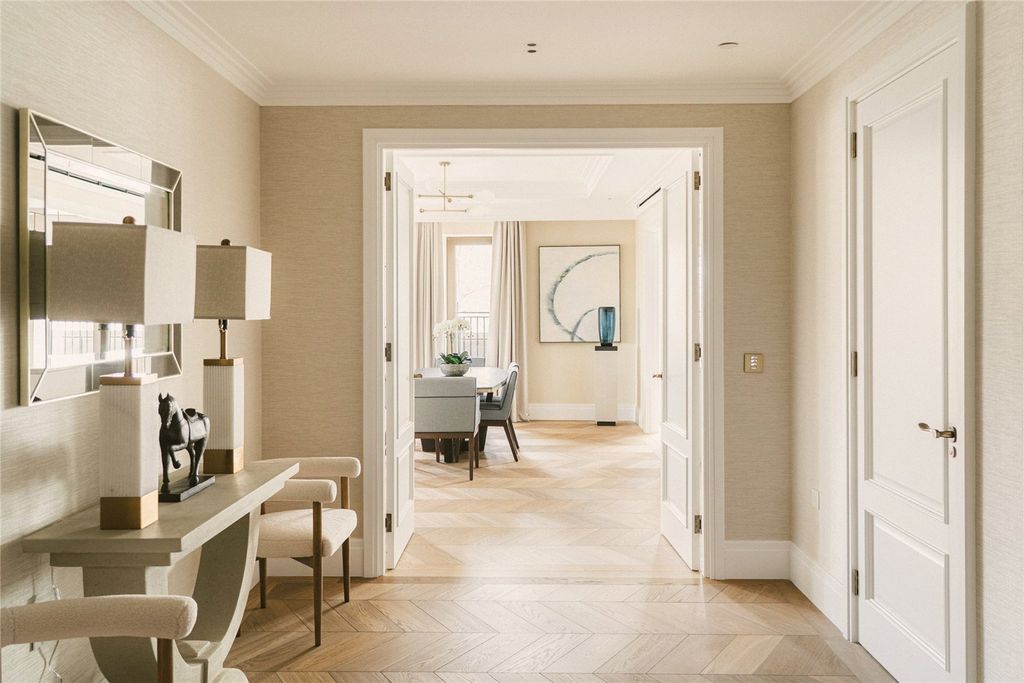 Property photo 3 of 12 Entrance Hall