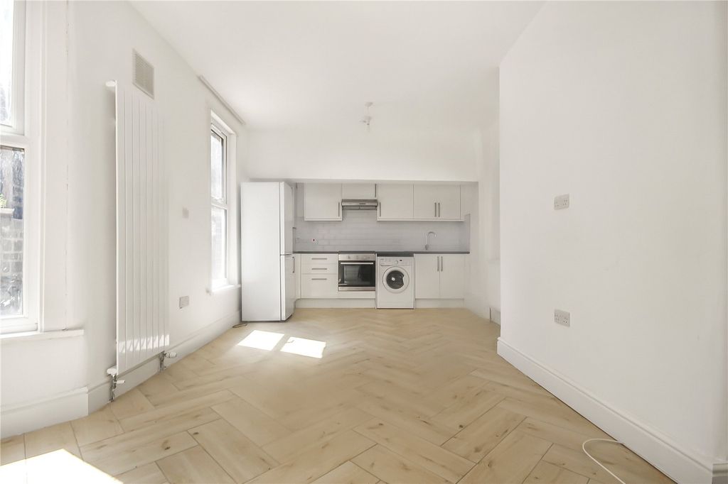 Property photo 1 of 10 Reception/ Kitchen