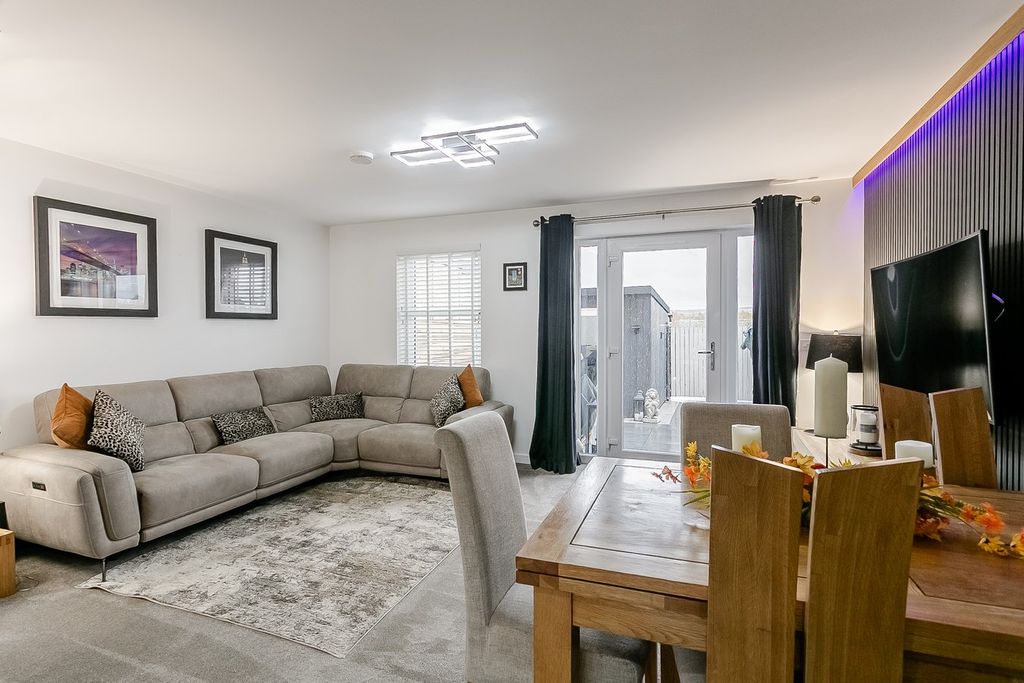 Property photo 2 of 33