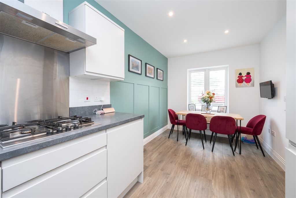 Property photo 3 of 21 Kitchen