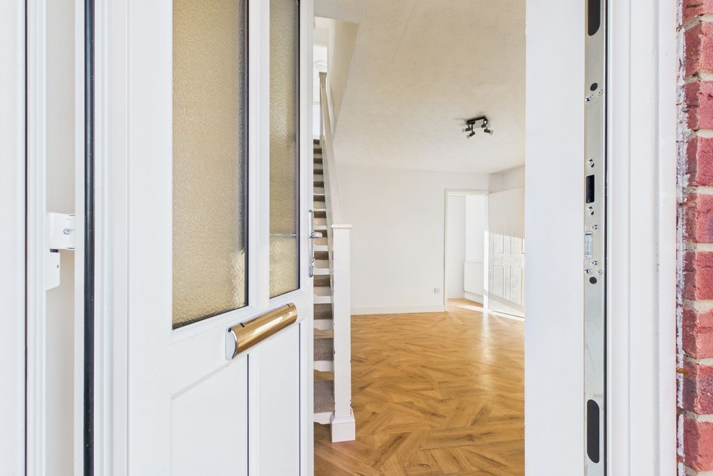 Property photo 3 of 13 Lounge