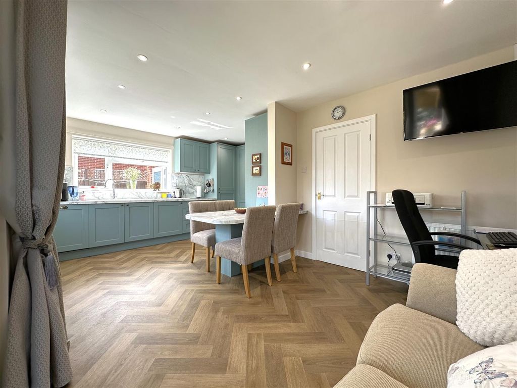 Property photo 2 of 19 Modern Dining Kitchen 067