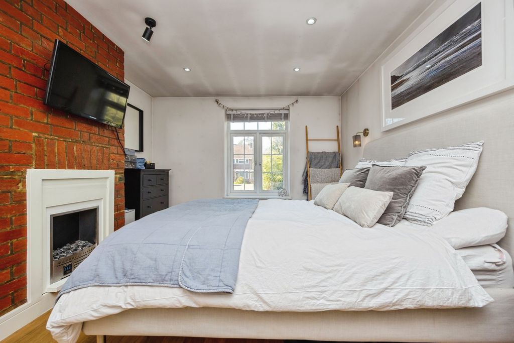 Additional image 11 of 2 bed flat for salePortsmouth Road, Milford, Godalming, Surrey GU8