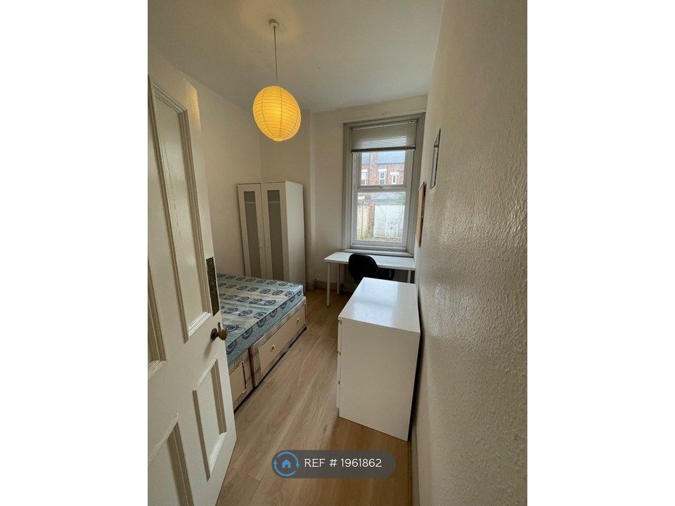 Property photo 3 of 14 Bed 2