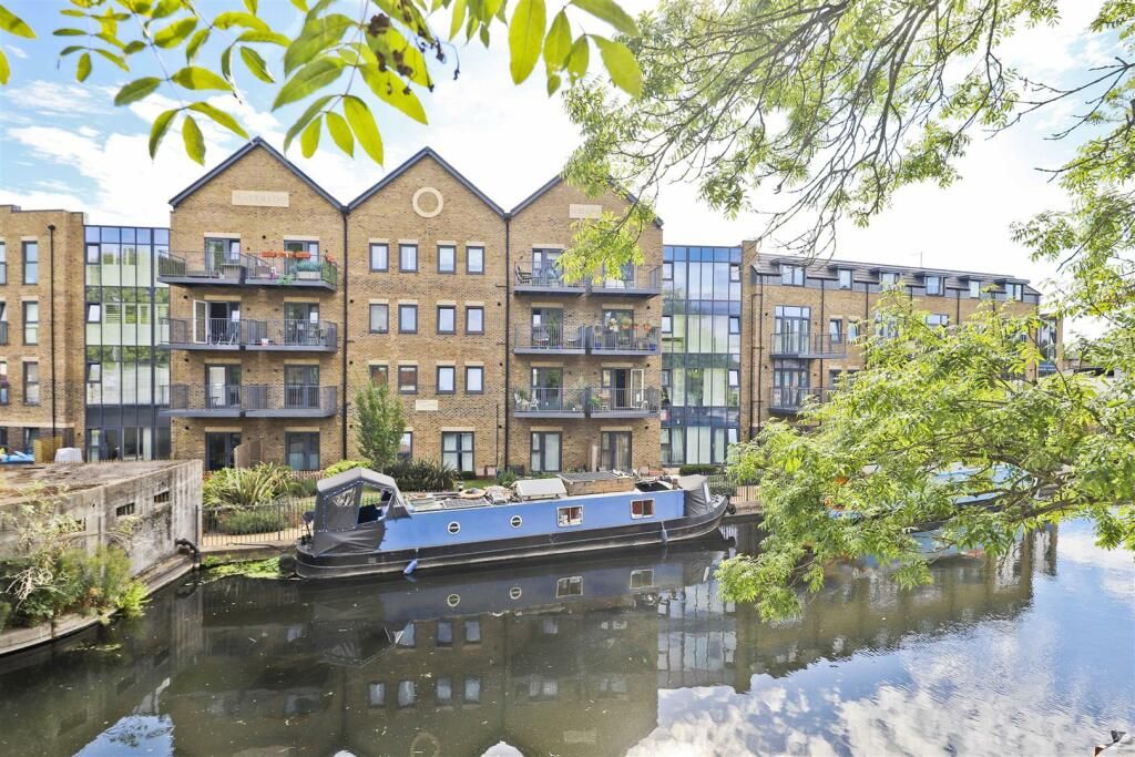 Property photo 1 of 16 2 Bed Flat To Rent Waterloo Road, Uxbridge Ub8