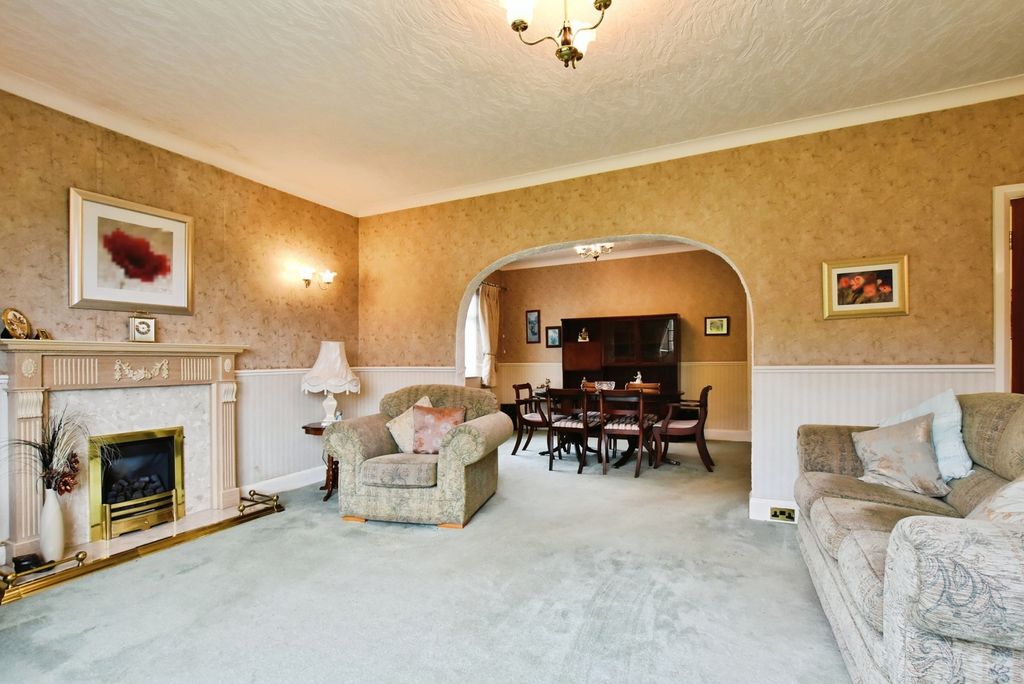 Property photo 2 of 17 Lounge