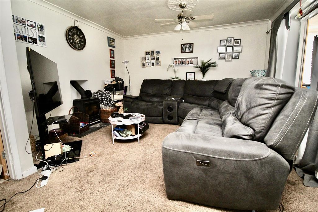Property photo 2 of 19 Lounge