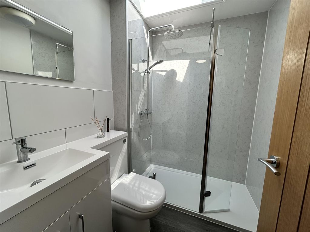 Property photo 3 of 9 Bathroom