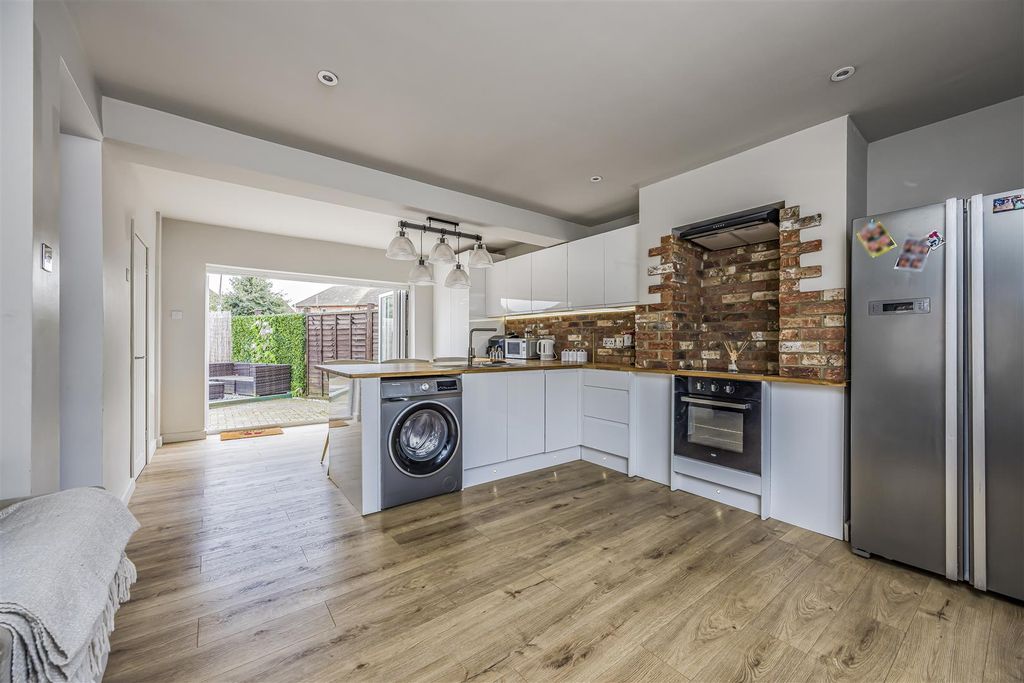 Property photo 3 of 16 62 Hilsea Crescent, Hilsea-Porticomarketing-Soldby