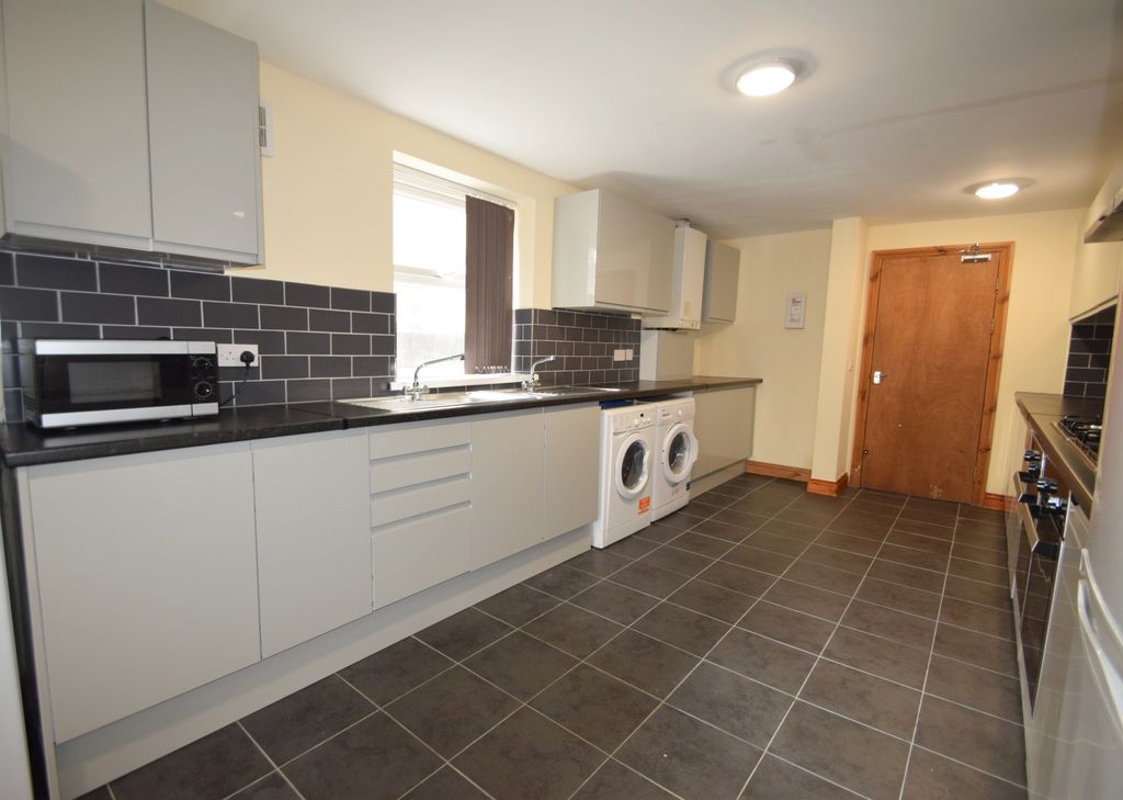 Property photo 1 of 18 Photo 4