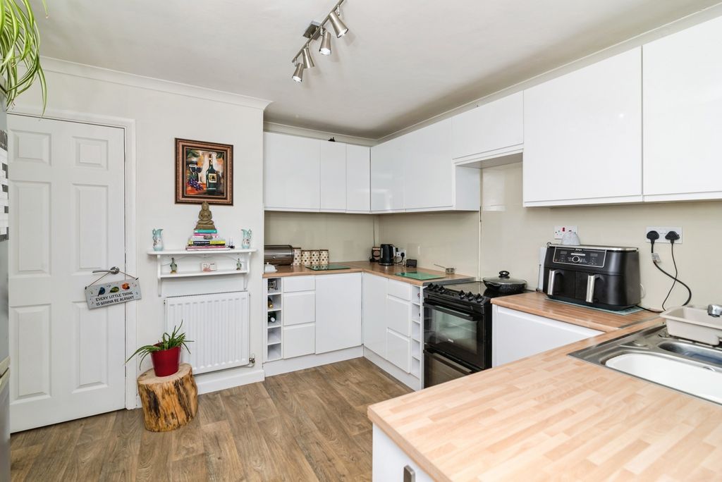 Property photo 3 of 20 Kitchen