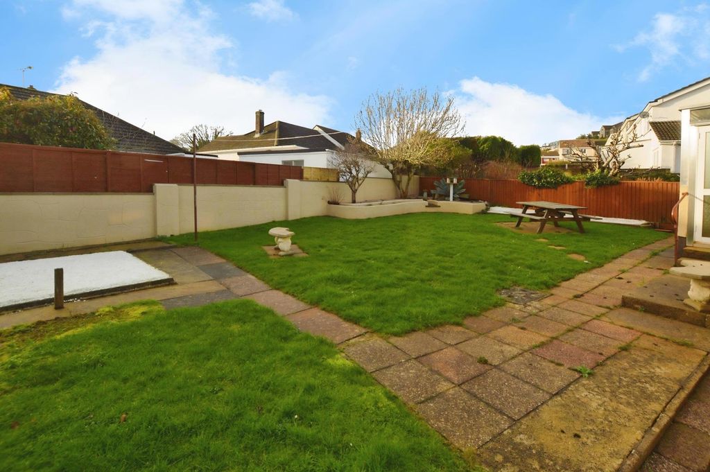 Property photo 2 of 12 Garden