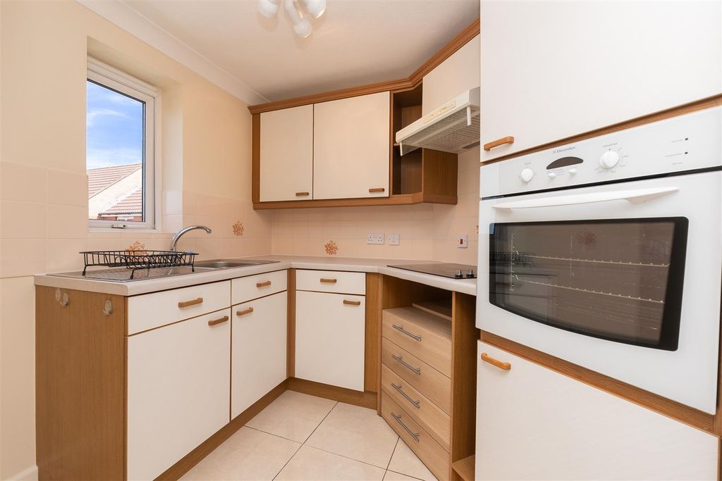 Property photo 2 of 29 Flat-54-Park-View-Court-Bs16-5Hg-1.Jpg