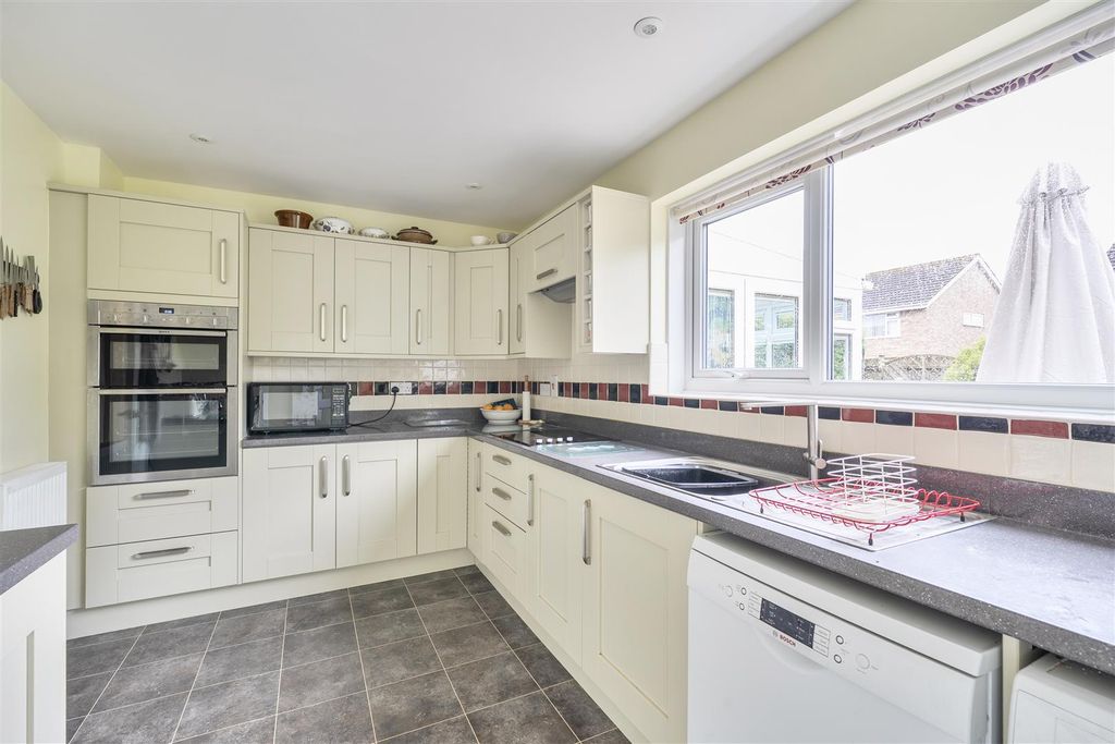 Property photo 3 of 17 Kitchen
