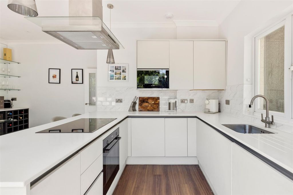 Property photo 3 of 12 Arras Avenue